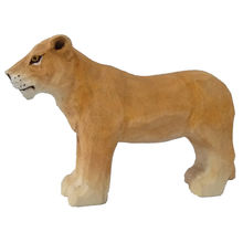 Figurina leonessa in legno WU-40462 Wudimals 1