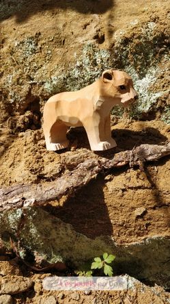 Figurina cucciolo di leone in legno WU-40463 Wudimals 2